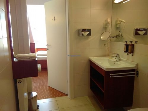 bathroom at Hotel Sandwirth in Klagenfurt