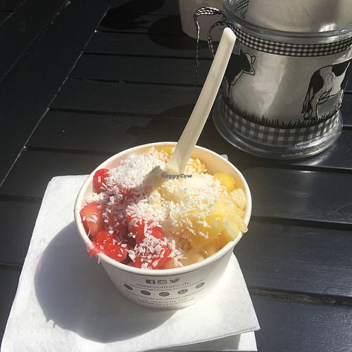 Yoghurt+4 Toppings (fruit sauce, 3 fruits, coconut) € 4,30 at YOMARO in Hannover