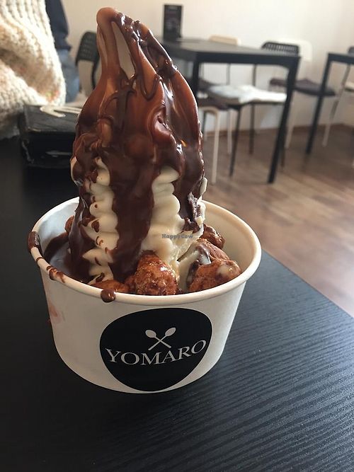frozen yoghurt with warm vegan chocolate-hazelnut sauce at YOMARO in Hannover