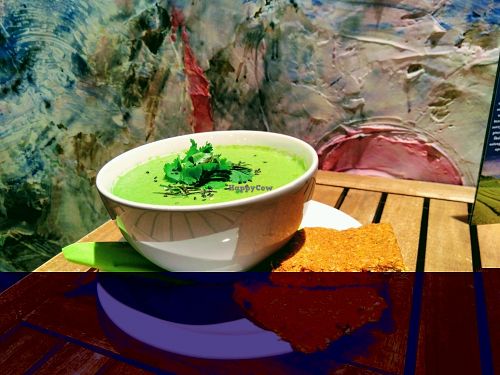 NOVINKA: Hrášková polévka
Od dnešního dne pro vás máme k jidlu teplou 42 polévku s avokádem a chilli :) zahřeje i zasytí, včetně našeho domácího zelňáku. #raw #vegan #bistraw #60Kč at bistRAW & Tea in Prague