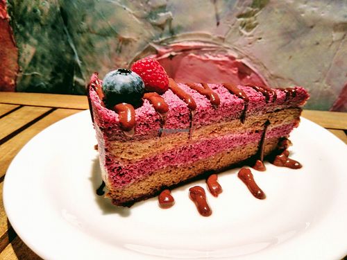   tenhle krásný dortík na vás čeká ve středu Karob + kokos + borůvky + banán + datle. #nocachew #NOcoconutOIL #noAGAVE #cleanraw #60Kč   at bistRAW & Tea in Prague