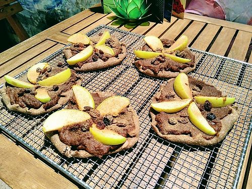 ? ve čtvrtek se můžete těšit na jablečné koláče. Jsou výrazně sladké ? ❤️? #kolac #raw #vegan #45Kč at bistRAW & Tea in Prague