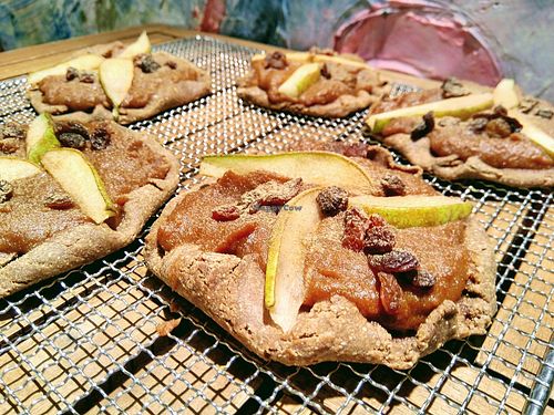 ? skoro kulatý jablkový koláč s rozinkami a hruškami se suší a čeká na vás. V pátek od 10 může být váš. Děkujeme a jsme rádi že vám tak chutnají:) #raw #vegan #bezorechu #sdatlemi #45Kč at bistRAW & Tea in Prague