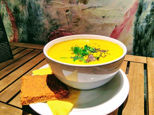 ? Máme sice v sobotu zavřeno, ale budeme pro vás připravovat další dobroty na neděli a hlavně chceme oficiálně představit naší THAJSKOU polévku, kterou jsme dlouhý čas ladili snad téměř k dokonalosti. Je to lehce pikantní, krémová, mrkvovo-kokosová polévka se zázvorem a chilli, avokádem a dýňovým semínkem :)
? Tato polévka je příjemně teplá (kolem 42°C), a to nejlepší. Zahřeje vás nejenom svou teplotou, ale skvělým poměrem zahřívacích ingrediencí (zázvor a chilli). Polévka Vás proto zahřeje na velmi dlouhý čas a v těle probudí vaše vnitřní teplo.
#každýdenvnabídce #60Kč
? Víme, že už má své fanoušky, proto, pokud už víte jak je skvělá, NAPIŠTE ? sem do komentářů váš dojem z této polévky, ze které máme velikánskou radost, ať ji dojdou vyzkoušet i ostatní bistRAW-zákazníci :)
Děkujeme a těšíme se na Vás :)
❤ at bistRAW & Tea in Prague