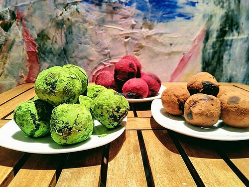 V pondělí se můžete těšit třeba na tyto perníkové kuličky obalované v matcha, ibišku a kakau.

#kčajijsousuper #raw #vegan #domácí#❤️ #30Kč at bistRAW & Tea in Prague