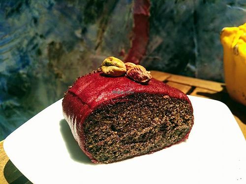 Makový závin slazený datlemi s pistáciemi ❤️ třeba dnes #raw #novinka #jecool #35Kč at bistRAW & Tea in Prague