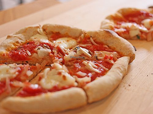 Pizza on homemade crust. Can be vegetarian or vegan (upon advance request) with toppings such as mixed mushrooms, baby potato slices in herb-infused oil,
roasted bell peppers/eggplant. at En.Gawa in Tsu