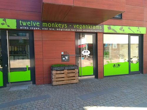 The outside at Twelve Monkeys Vegankrams in Hamburg
