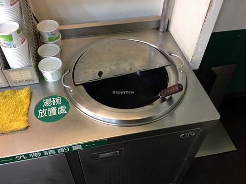 free soup - self-service  at ZhǎngChūn 長春 - Datong in Tainan