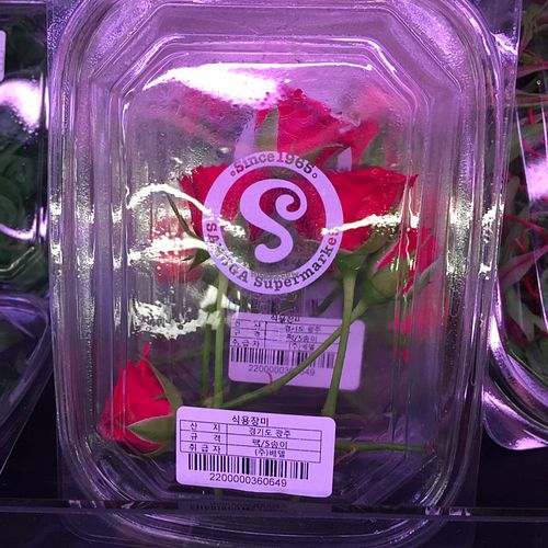 edible rose at Saruga Organic Supermarket 사러가 슈퍼마켓 in Seoul