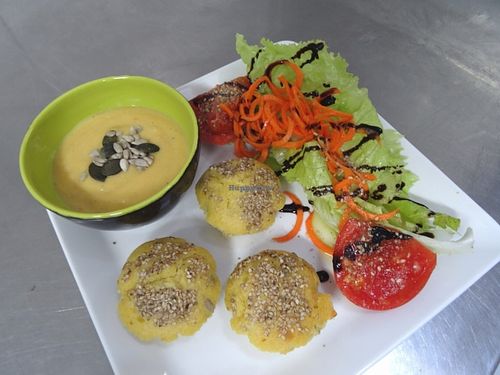 Cornbread muffins with vegetables and coconut soup at Casse-Noisette in Le Havre