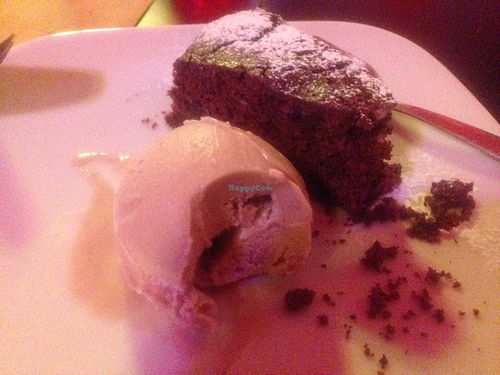 Chocolate cake and pistachio ice cream at LuNa Vegana in Salerno