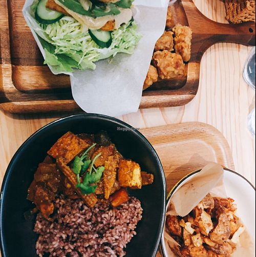 curry and rice & avo burger at Veganic To Go in Tokyo