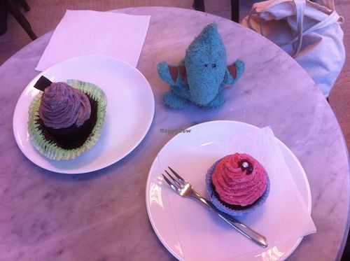 Two vegan cupcakes and a pterodactyl at Zucker & Zimt in Erfurt