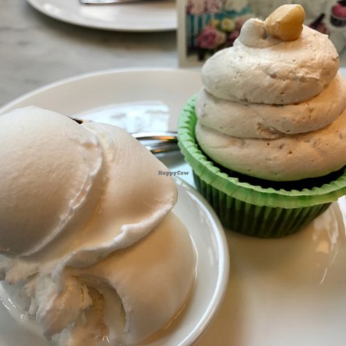 lemon (vegan) ice cream & cupcake at Zucker & Zimt in Erfurt