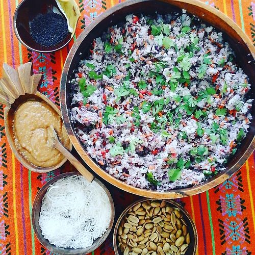 Rainbow Rice 
Arroz jasmine (de especie tailandés) cocido en leche de coco, bañado en salsa agridulce de cacahuate con jengibre, mezclado con pimiento rojo, col morada y zanahoria rallada, acompañado de cilantro, cebollìn, coco rallado, cacahuates horneados, cebollitas moradas curtidas y semillas de ajonjolí negro. at Positive Vibes in Tijuana