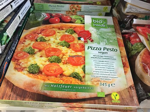 Vegan pizza in freezer at De Halm Natuurvoeding in Amstelveen