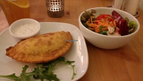 Gemüsetasche with salad at Fränzi in Hamburg