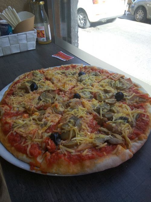 vegan pizza at Color Vegan in Lyon