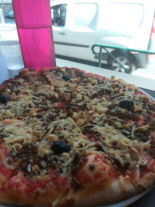 Vegan pizza with green lentils, smoked tofu at Color Vegan in Lyon