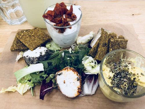 Tabla de quesos / Cheese platter at Väcka in Barcelona