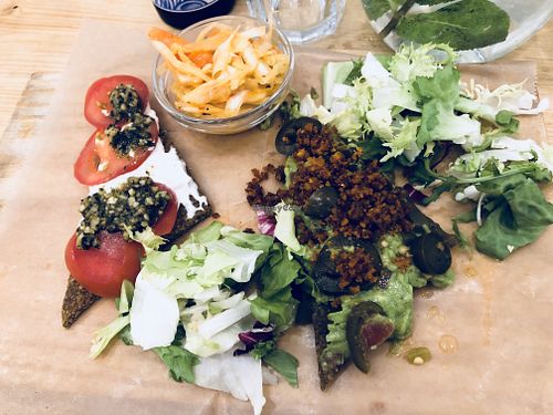 Tabla de quesos II / Cheese platter II at Väcka in Barcelona