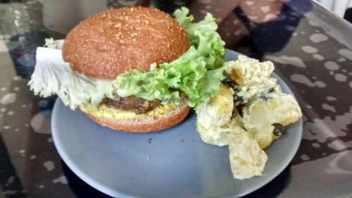 Vegan burger and potatoes with a curry sauce at Veg Mama Food Truck in Nantes