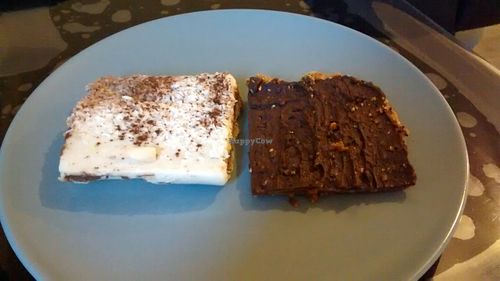 Vegan chocolate cake and speculoos with chocolate at Veg Mama Food Truck in Nantes