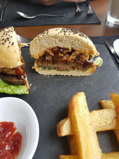 BBQ onion burger at Nümen in Merida