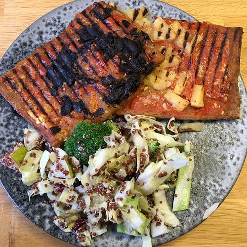 2 pizza slices with salad at 42°Raw in Frederiksberg