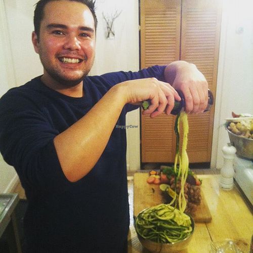 Jochem (the owner) making zucchini pasta at De Herbivoor in Groningen