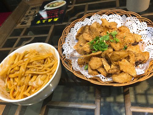 Creamy tomato noodles (8¥) & crispy fried mushrooms (28¥) at Ermaoculiang Suzhai 二毛粗粮素斋 in Taiyuan