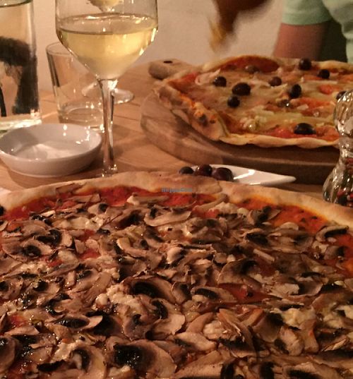 vegan pizza at In Bocca Al Lupo in Lisbon