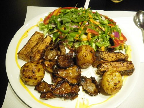 Girgola (Oyster mushrooms) w/vegetables at The Mantraa in Barcelona