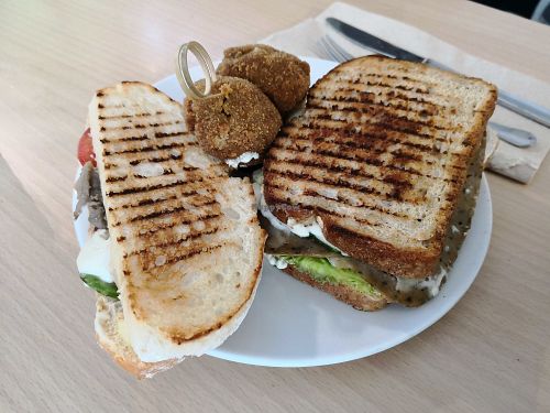 Sandwiches y croquetas vegan at Crock and cock in Bilbao