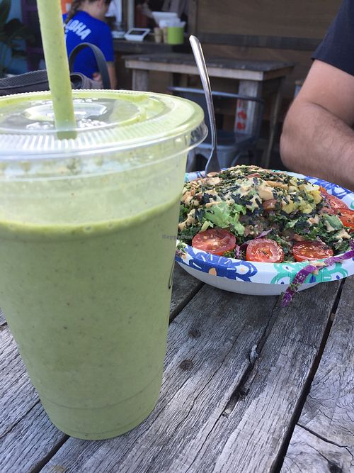 Smoothie and surfer bowl at Leahi Health - Kaimuki in Honolulu