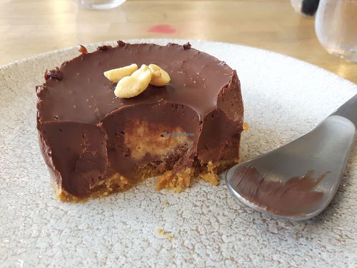 Le meilleur gâteau cru au monde! Chocolat arachides ultra crémeux at Vegan Gorilla in Nice