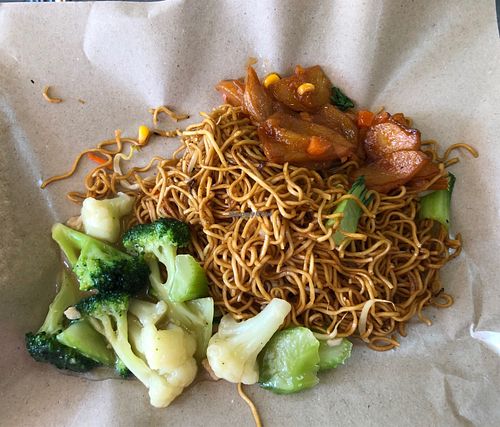 Noodles and two selection, for $2.50 at ShunFu Vegetarian 顺福素食 in Central Singapore