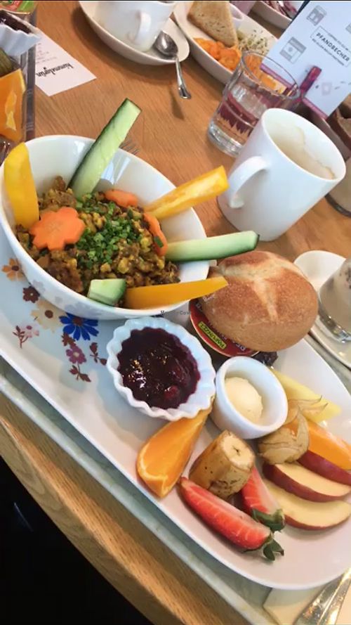 ‘Ich ess Blumen’ vegan breakfast with tofu scramble  at Himmelgrün in Augsburg