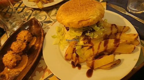 Dragon Burger and Pakoras at El Jardin de los Dragones in Murcia