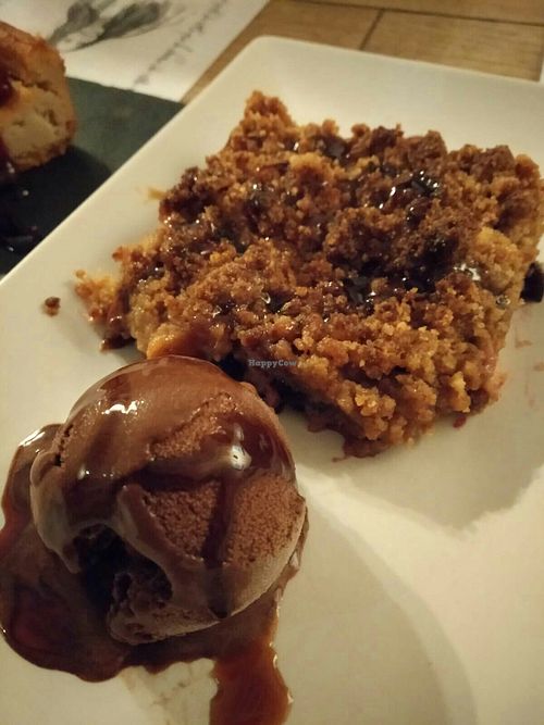 Apple crumble con helado de chocolate al toque de picante at El Jardin de los Dragones in Murcia