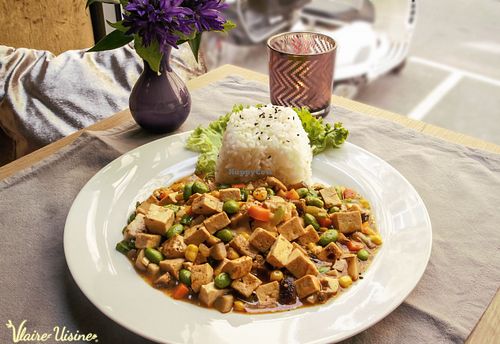Mapo Tofu mit Soja Schinken, Mais, Edamame Bohnen, Karotten und Pilzesorten (scharf) at Vlaire Uisine in Vienna