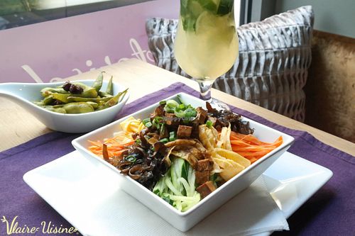 Zha-Chang Nudeln - Kalte, hausgemachte Nudeln mit schwarzen Bohnensoße, Gurken, Karotten, Morcheln und Eierstreifen. Gut durchmischen und probieren at Vlaire Uisine in Vienna