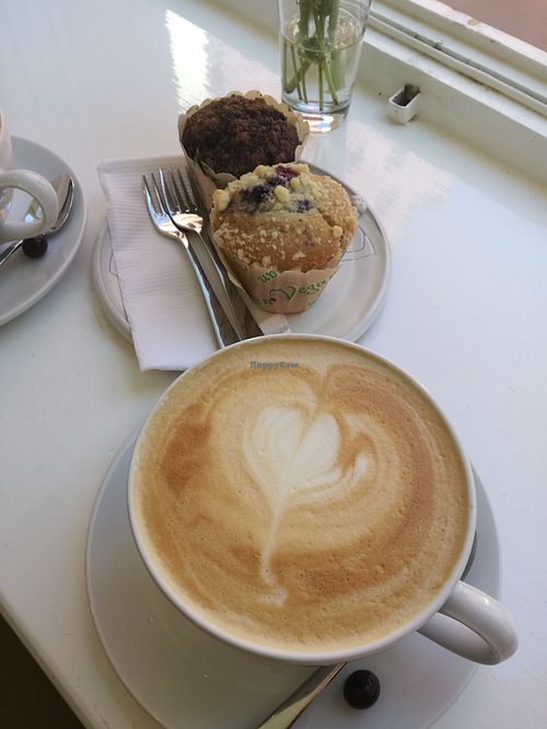 Milchkaffee und Muffins at Coffifee in Stralsund