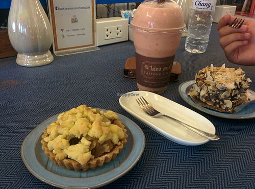 Vegan apple crumble, chocolate banana cake and mixed fruit vegan smoothie at Taitong Cafe in Phuket