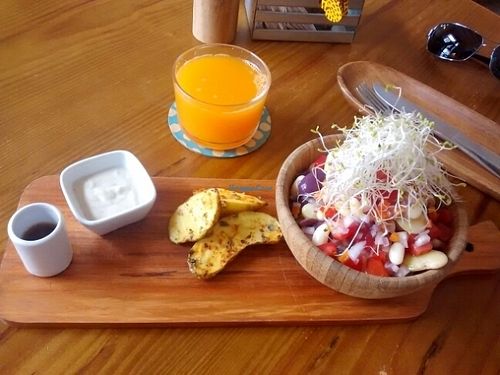 Solterito vegano con exprimido de mandarinas at La Verde in Lima