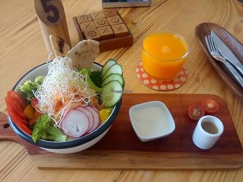 Ensalada arcoiris con exprimido de mandarinas at La Verde in Lima