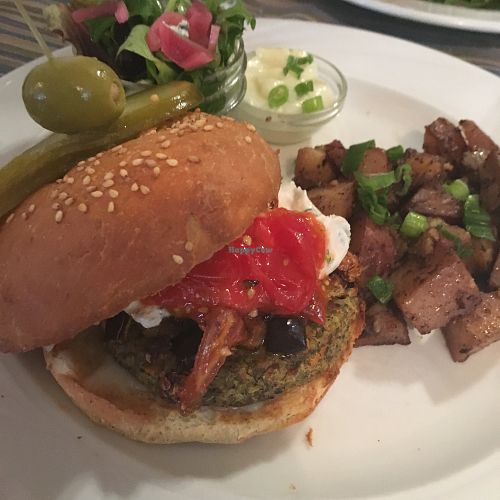 Burger méditerranéen at GAÏA in Bromont