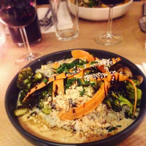 Riz long de Camargue, brocoli croquant, crème tamari, sésame grillé, champignon de paris snackés, carottes, cacahuètes torréfiées  at Le Potager de Charlotte in Paris