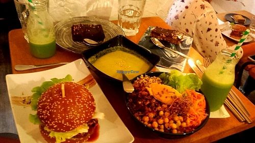 menu burger végé et Buddha bowl at My Petite Factory in Lyon